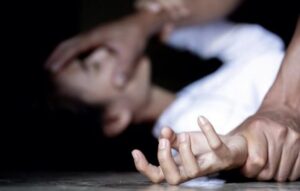 Кричала о помощи: в Павлограде пьяный мужчина изнасиловал знакомую