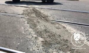 В Днепре водитель бетономешалки пролил бетонную смесь на проезжую часть и трамвайные пути