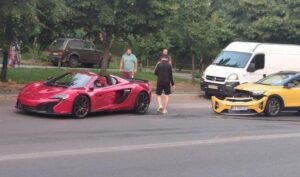 В Киеве в ДТП разбили суперкар McLaren и маленький Kia (видео)