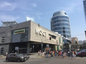 В Днепре агрессивный посетитель в “МОСТ-сити” устроил дебош (Видео)