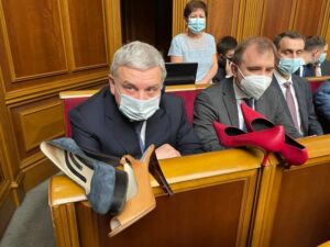 “Пусть сходят в них на парад”: в Раде министру обороны Тарану и Зеленскому вручили каблуки (фото)