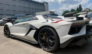 Оценивается в 600 тысяч евро: в Киеве таможенники изъяли суперкар Lamborghini Aventador