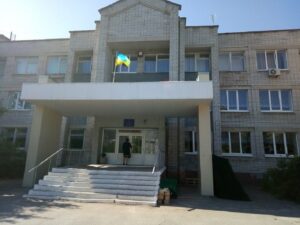 В Днепре голый мужчина занимался спортом на школьной площадке