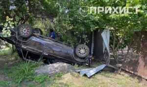 В Никополе легковушка перевернулась и протаранила забор дома