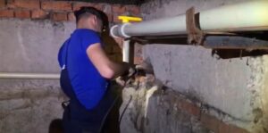 На Тополе отремонтировали трубопровод в подвале дома
