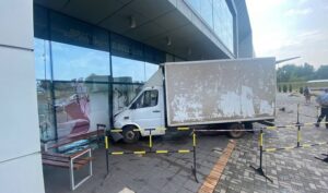 В Кривом Роге грузовик влетел в торговый центр: есть пострадавшие