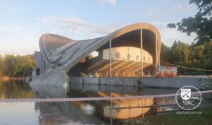 В Днепре в парке Глобы исчезли лебеди и умирают утки: в чем причина