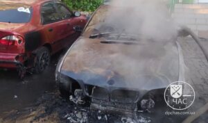 В Днепре неизвестные сожгли два припаркованных во дворе авто