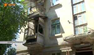 На Днепропетровщине психически больная женщина держит в страхе весь подъезд
