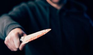 В Каменском подозреваемый в убийстве экс-депутат горсовета забаррикадировался в своем доме
