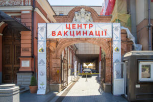 По современной технологии: в Днепре размечают пешеходные переходы пластиком