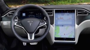 Tesla “видит” Луну как желтый сигнал светофора (видео)