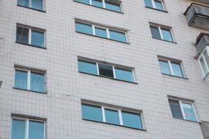 В Днепре из окна многоэтажки выпрыгнул молодой мужчина