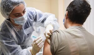 МОЗ: При каких симптомах после вакцинации от COVID-19 следует срочно обращаться к врачу
