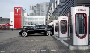 Tesla закрывает первую зарядную станцию Supercharger