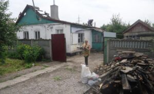 Внутри были дети: в Каменском молния ударила в частный дом