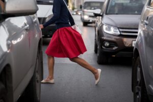 Перебегала в неположенном месте: в Днепре на Сичеславской набережной женщина попала под машину (Видео)