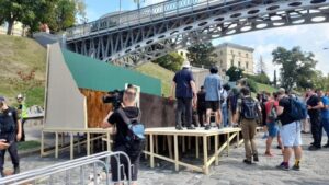 В Киеве произошли столкновения из-за советской инсталляции на месте расстрела Небесной сотни (Фото, видео)