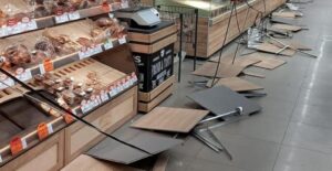 В Кривом Роге в супермаркете «Varus» на покупателя рухнул потолок