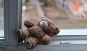 В Одессе 3-летний ребенок разбился при падении из окна многоэтажки