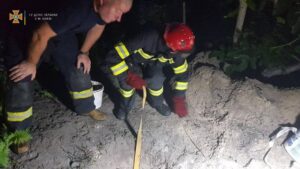 В Киеве мужчину засыпало землей, пока тот копал колодец
