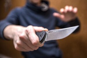 В Кривом Роге мужчина пырнул товарища ножом в спину