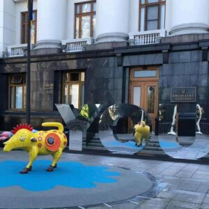 В Киеве под Офисом Президента появилась необычная инсталляция (Фото)