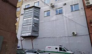 В Днепре предприимчивые горожане соорудили “царь-балкон” в офисном здании