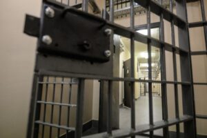 Кабмин разрешил пользоваться телефонами и интернетом в СИЗО