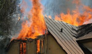 В Павлограде горел заваленный мусором жилой дом (Фото)