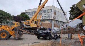 В Херсоне 70-метровый флагшток рухнул на автомобиль чиновника, отвечающего за его установку (Фото, видео)