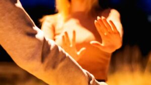 Пьяный житель Днепра поссорился с девушкой и пырнул ее ножом