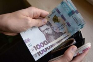 В Украине до 2023 года планируют уменьшить разницу между зарплатами женщин и мужчин