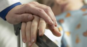 В Кривом Роге ребенок сорвался с дерева во время игр с друзьями