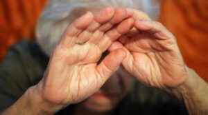 Требовали вернуть несуществующий долг: на Днепропетровщине рецидивисты поиздевались над пенсионеркой ради денег