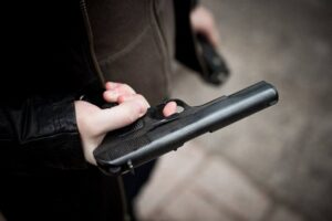 В Днепре конфликт закончился больницей: один мужчина получил ножевые ранения, а второй – огнестрельные