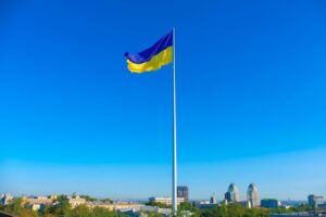 В Днепре ко Дню Независимости заменили самый большой флаг в Украине