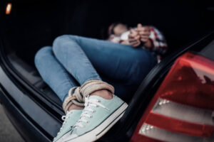 В Каменском неизвестные затолкали в Skoda и увезли девушку: объявлен план “Перехват” (Обновлено)