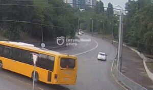 В Днепре возле парка перевернулась легковушка (Видео момента)
