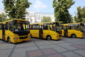 Еще три новых автобуса передали школам Днепропетровщины
