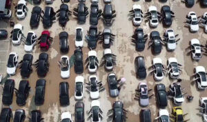 Больше 100 новых Mercedes-Benz затопило на парковке автосалона (видео)