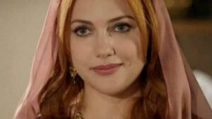 Звезда сериала “Великолепный век” засветила грудь (фото)