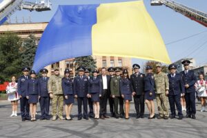 В центре Днепра подняли один из самых больших в стране Государственных флагов