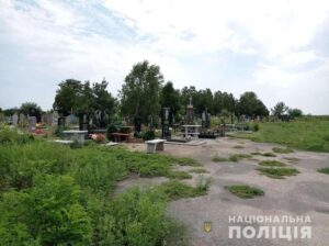 В Марганце мужчина громил могилы ради наживы