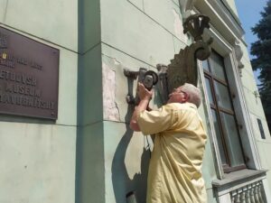 Декоммунизировали: в Днепре с исторического музея спилили советскую символику