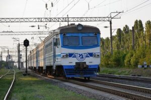 В Днепре мужчина прыгнул под поезд: пострадавшему оторвало руку