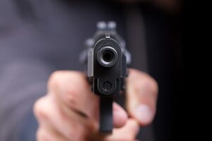 В Днепре 18-летний парень на балконе стрелял из пистолета