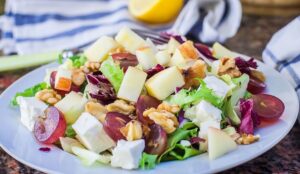 Салат с фетой и виноградом: изысканный рецепт