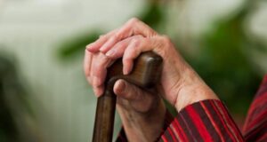 Имеет проблемы с памятью: в Днепре разыскивают 67-летнюю женщину (Фото)