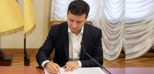 “Без бумаг”: Президент подписал закон о предоставлении электронных публичных услуг